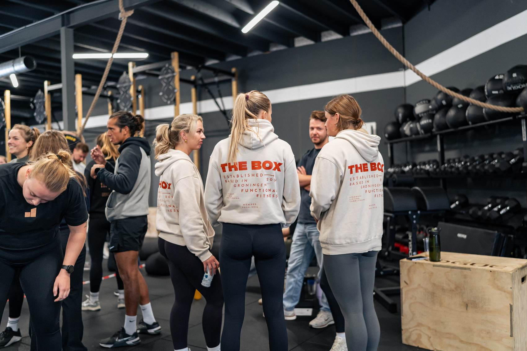 De crew van The Box in eigen hoodies, samen na de les.