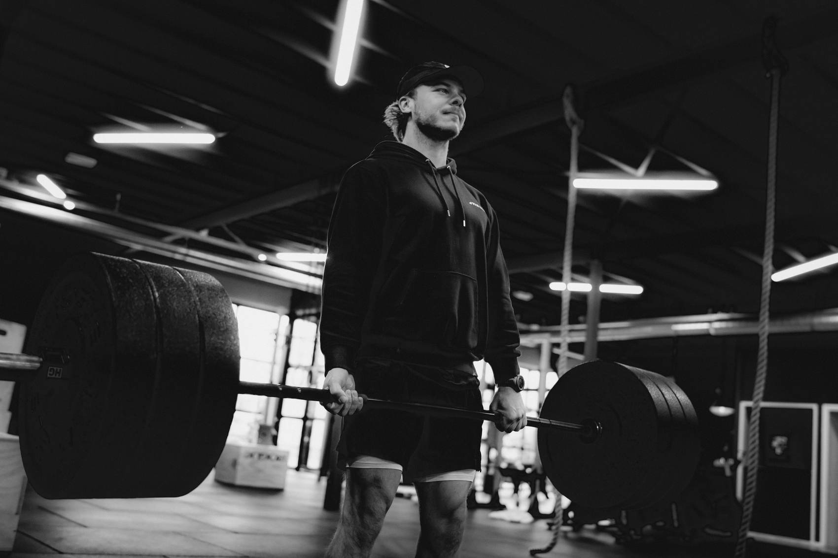 Atleet tilt een barbell tijdens een Build-les.