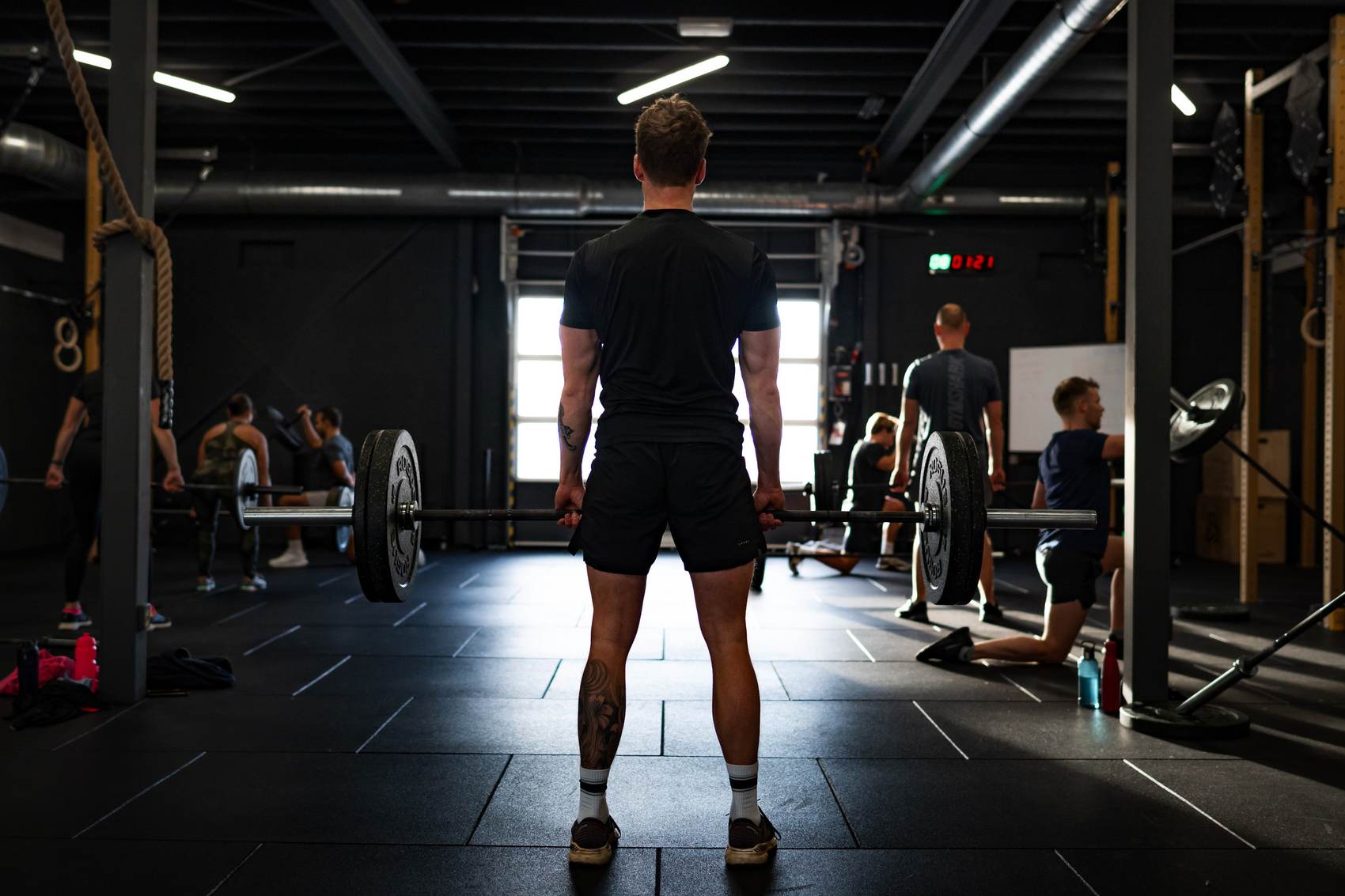 Atleet aan de deadlift tijdens een Build-les.