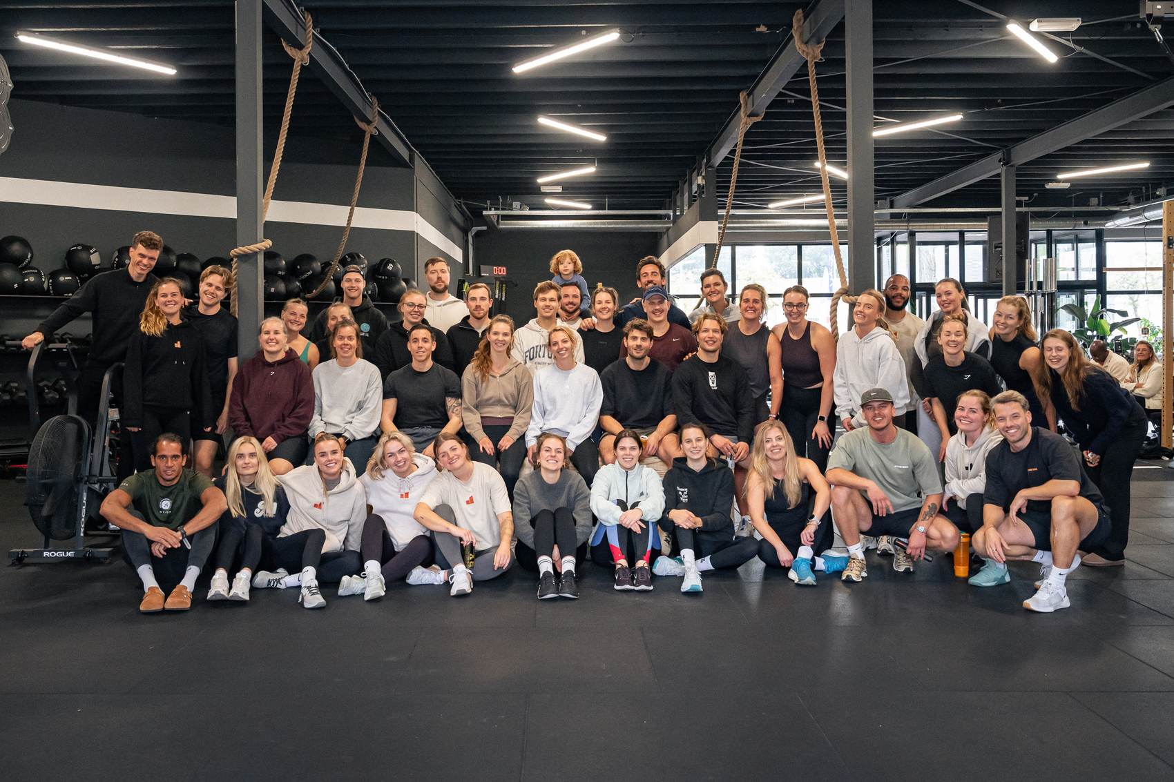 De volledige crew van The Box samen op de foto.