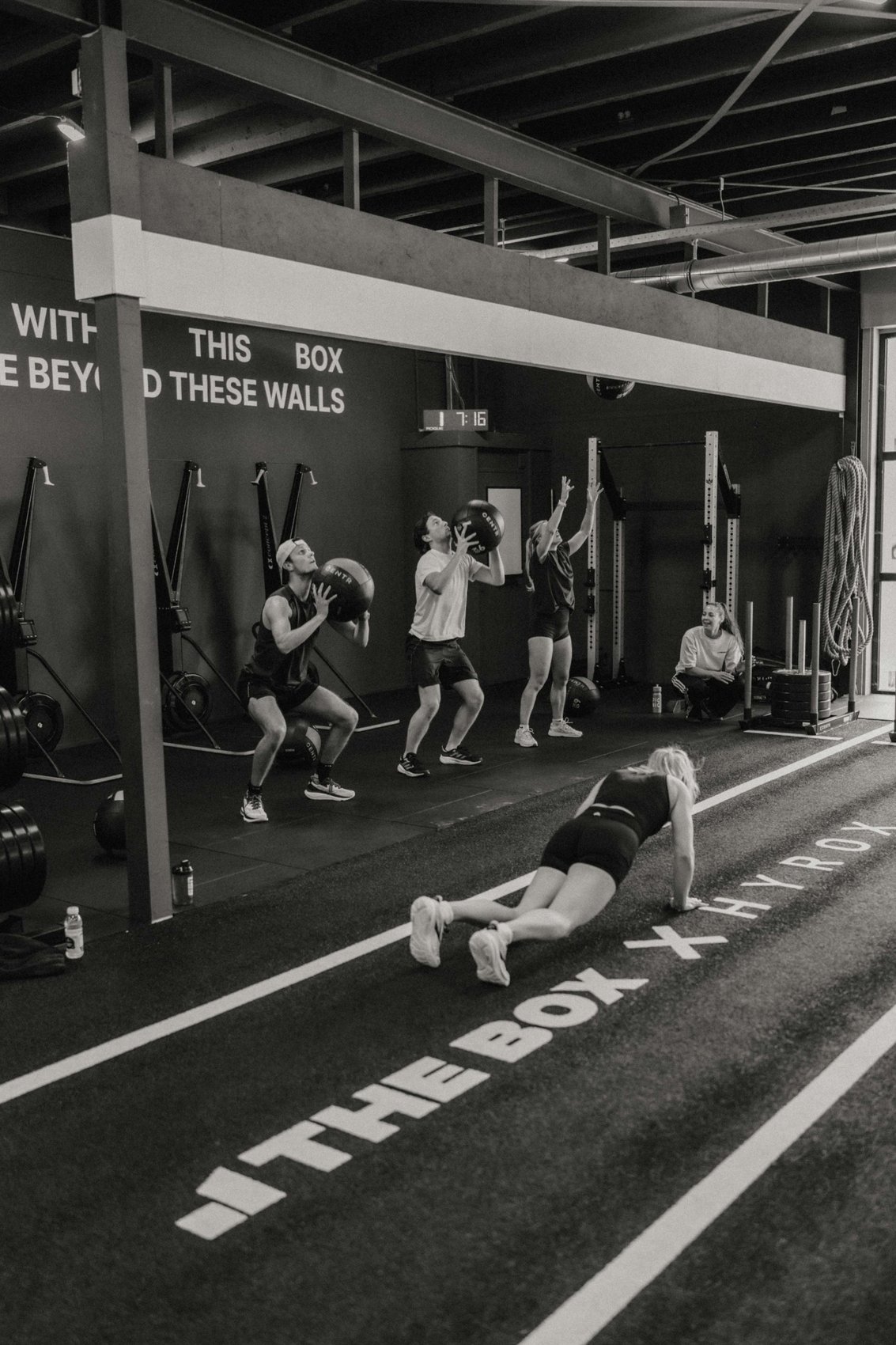 Atleten trainen op de THE BOX x HYROX-vloermarkering in de gym.