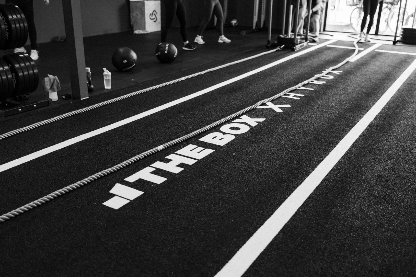 THE BOX x HYROX-vloermarkering in de gym.