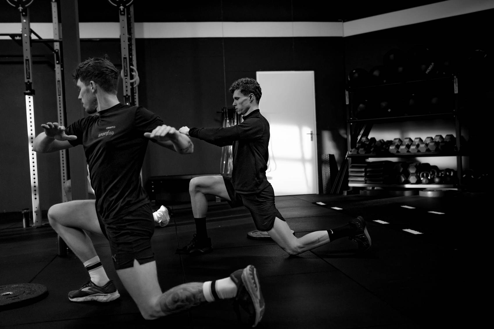 Twee atleten trainen samen tijdens Outside of the Box.