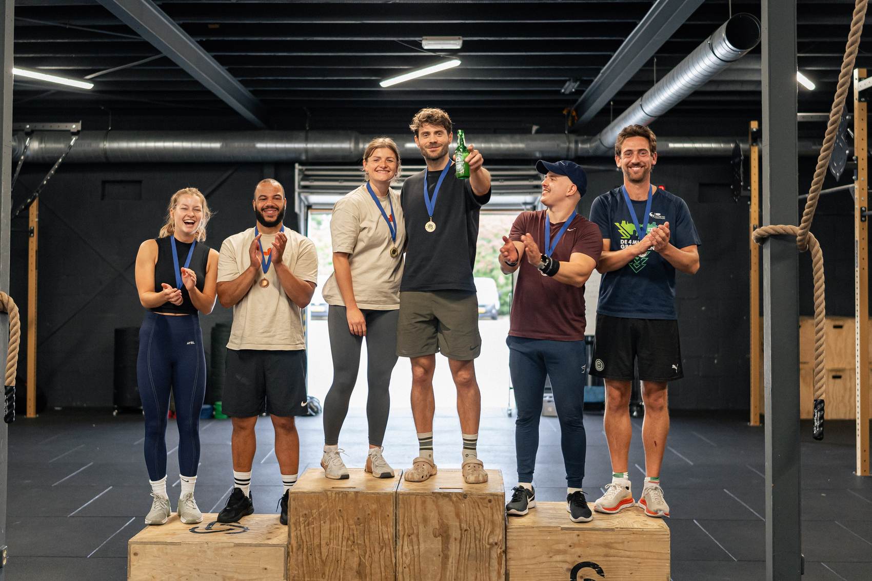 De crew van The Box op het podium na een benchmark tijdens Inside the Box.