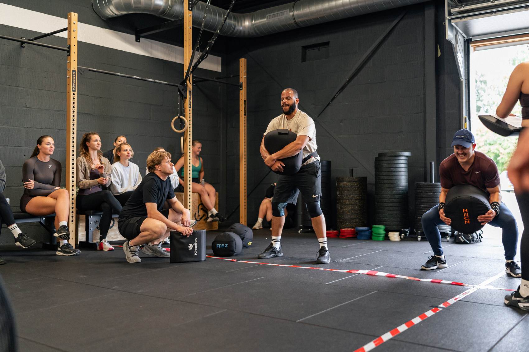 Twee atleten trainen samen met wallballs tijdens Side by Side.